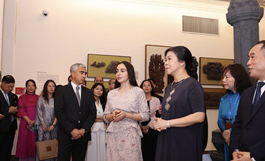 Phu nhân Ngô Phương Ly và Phó Chủ tịch Quỹ Heydar Aliyev tham quan Bảo tàng Mỹ thuật Việt Nam